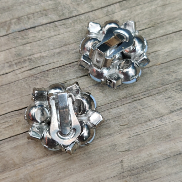 Vintage 1950s blue rhinestone flower earrings - Picture 3 of 4